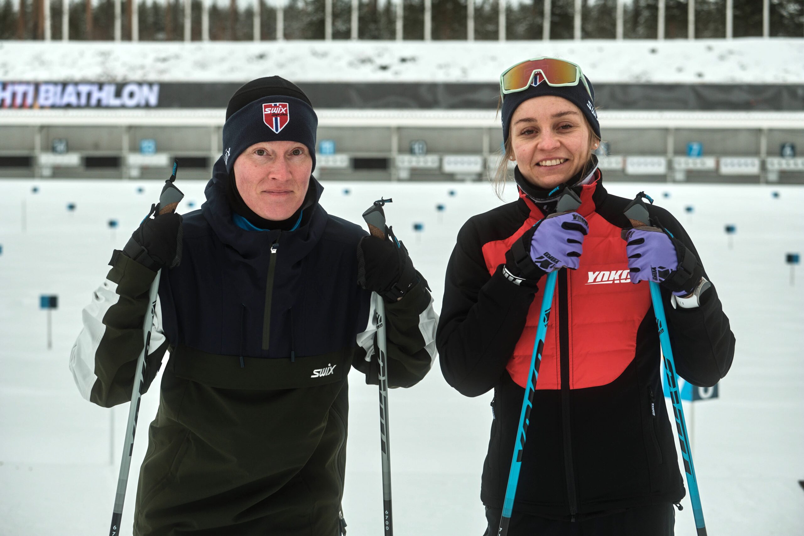 Anni ja Essi hiihtämässä.