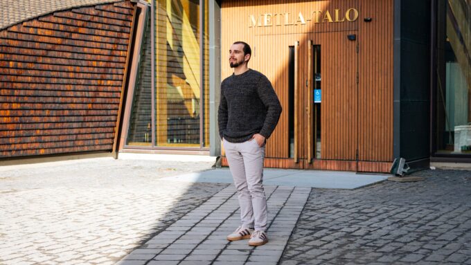 mies seisoo Metla-talon edustalla Joensuussa