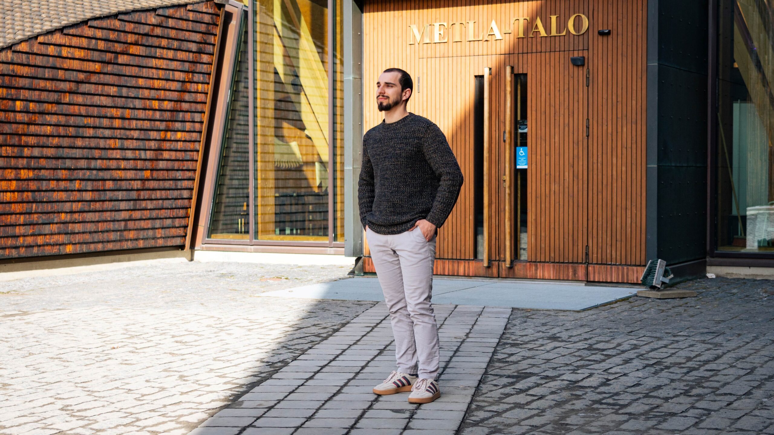 mies seisoo Metla-talon edustalla Joensuussa