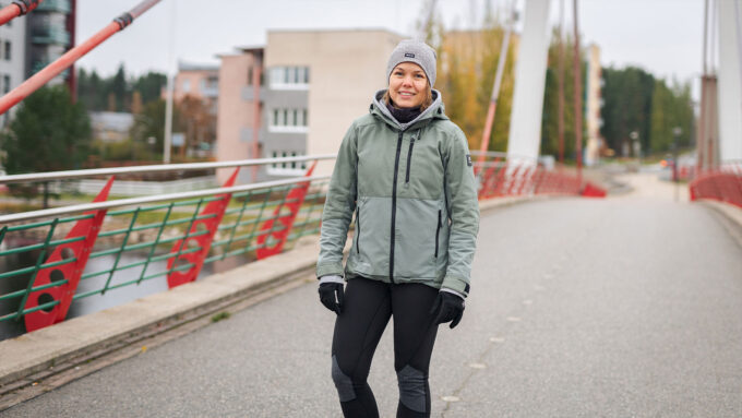 Nainen seisoo sillalla Marjalan kaupunginosassa.
