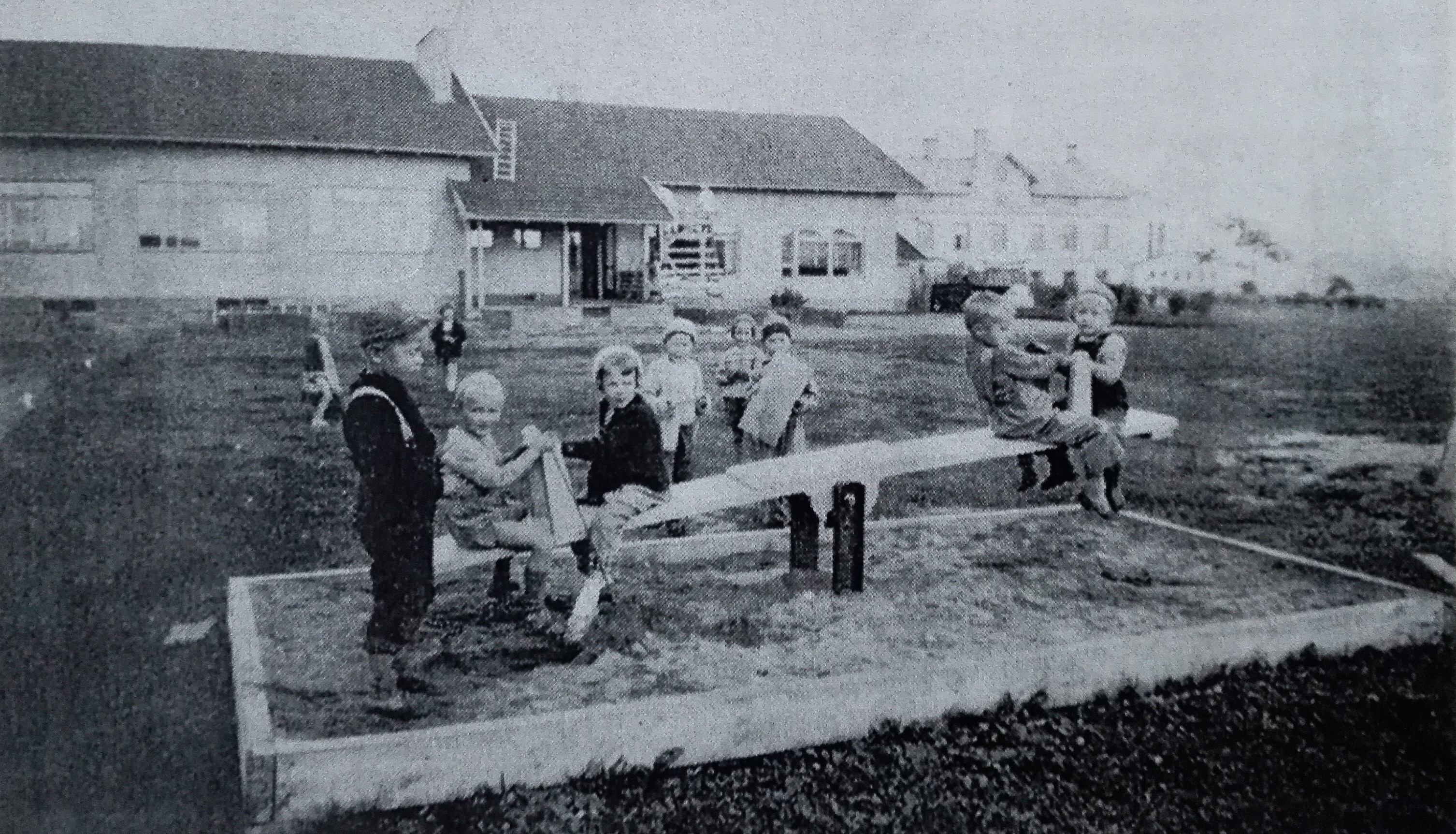 Vanhassa kuvassa lapsia Gävlenlinnan päiväkodin pihalla