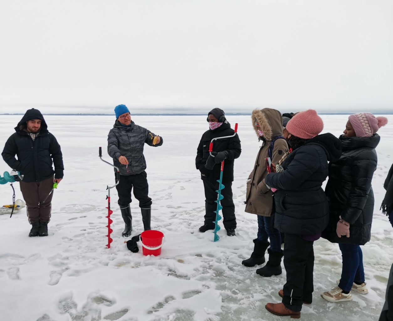 ryhmä kansainvälisiä opiskelijoita järven jäällä
